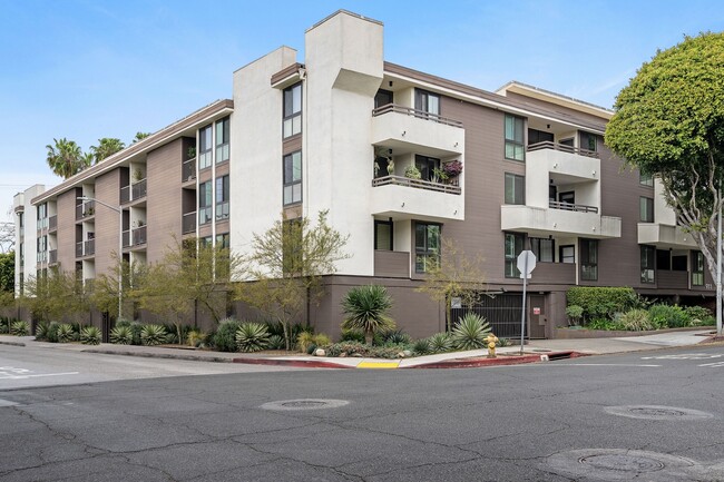 911 N Kings Rd, Unit 103 in West Hollywood, CA - Building Photo - Building Photo
