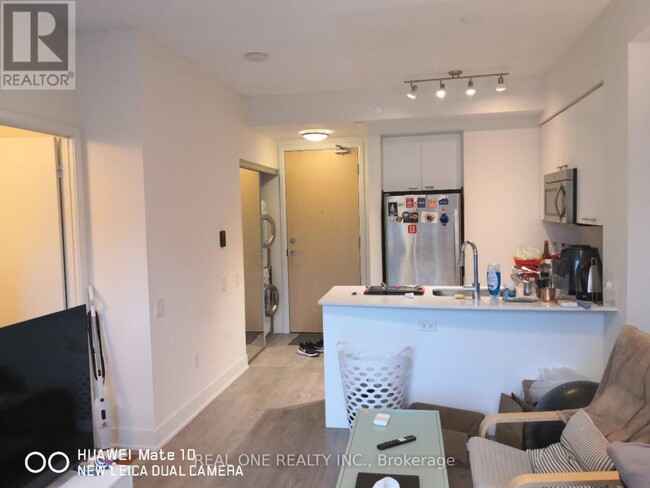 30-930 Roehampton Ave in Toronto, ON - Building Photo - Building Photo