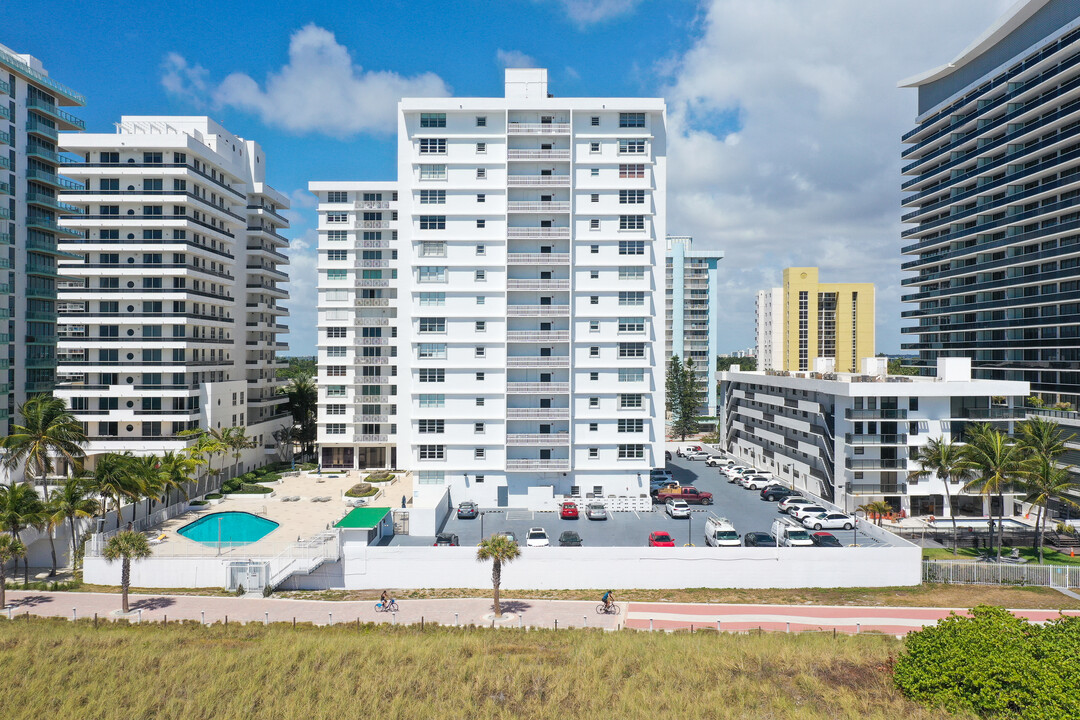 Corinthian in Miami Beach, FL - Building Photo