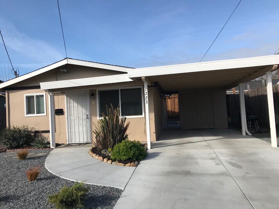 1223 Jacky Dr in Santa Rosa, CA - Building Photo