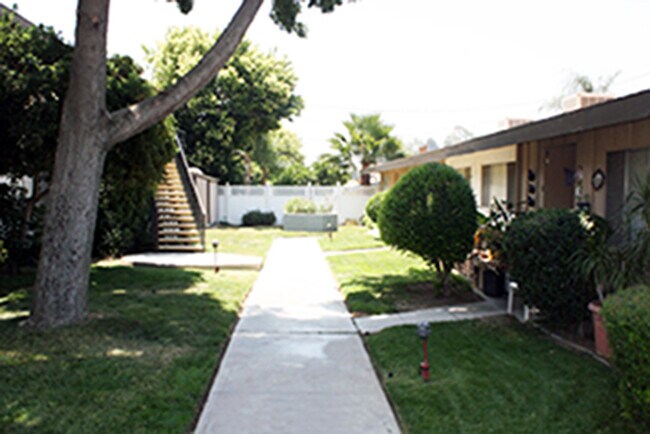 4607 Plaza Ln, Unit #F in Riverside, CA - Foto de edificio - Building Photo