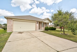 301 Wolverine Pass in Bastrop, TX - Foto de edificio - Building Photo