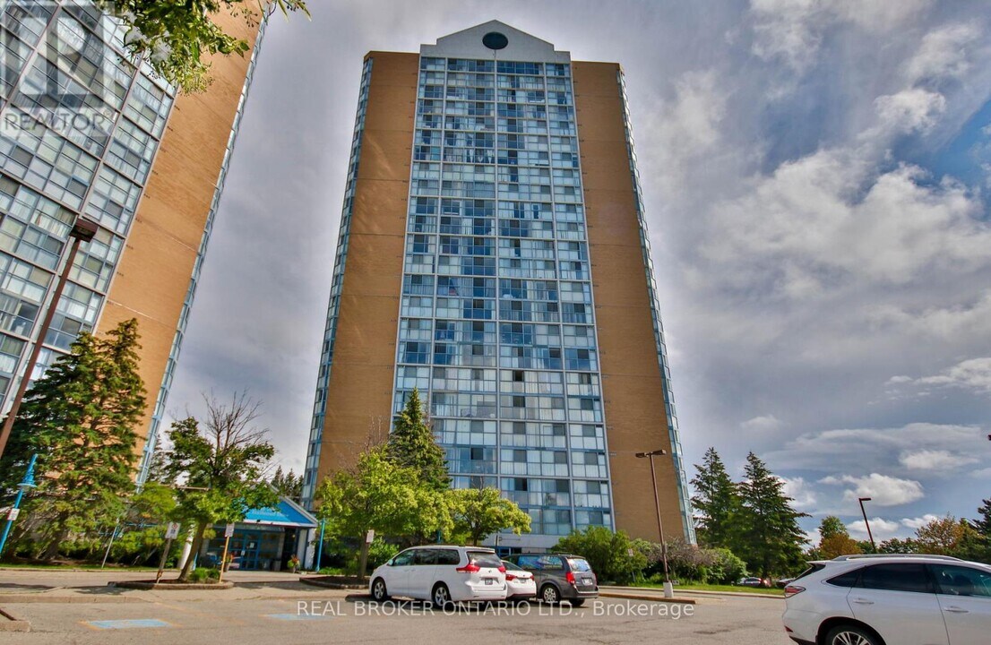 35 Trailwood Dr in Mississauga, ON - Building Photo
