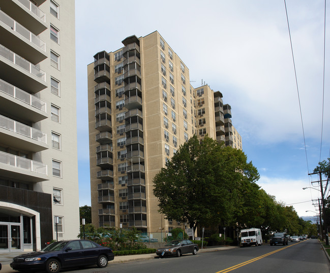 Soundview Towers in Stamford, CT - Foto de edificio - Building Photo