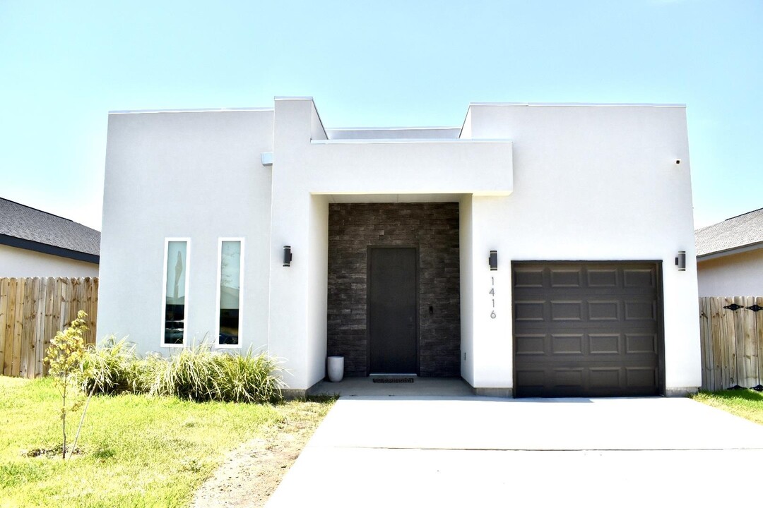 1416 Los Estribos Dr in Laredo, TX - Foto de edificio