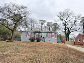 1900 Selwyn Dr in Decatur, GA - Building Photo