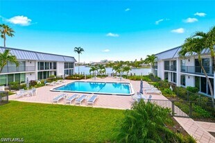 333 Harbour Dr in Naples, FL - Building Photo