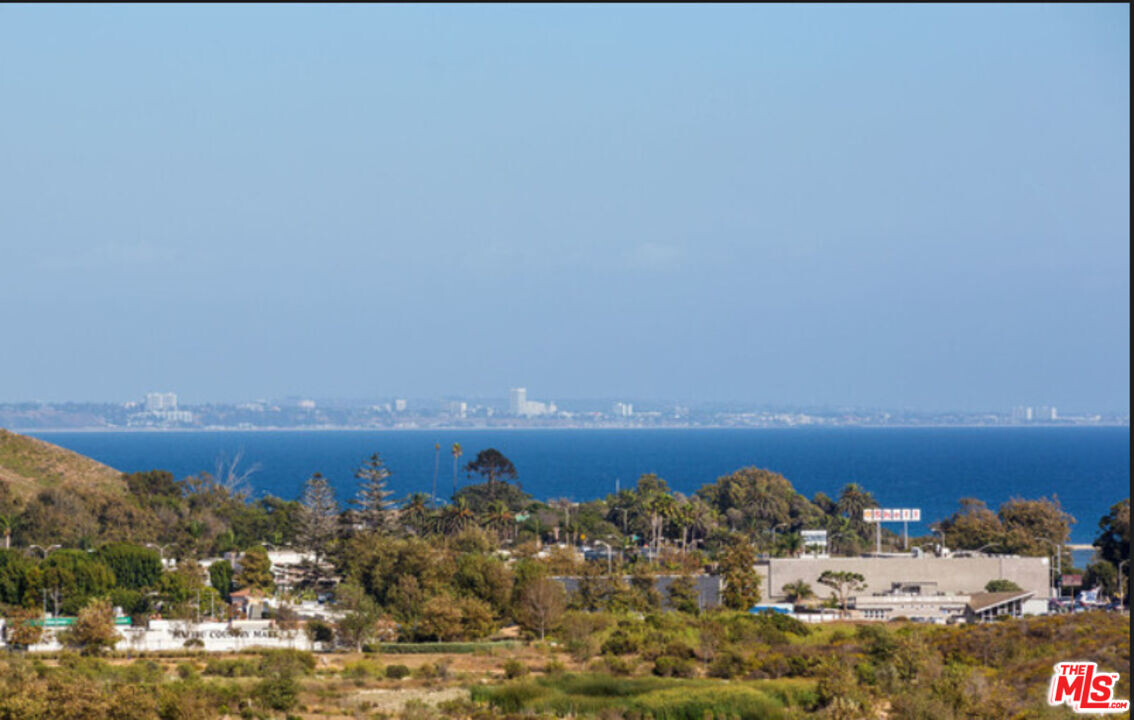 23906 De Ville Way in Malibu, CA - Building Photo