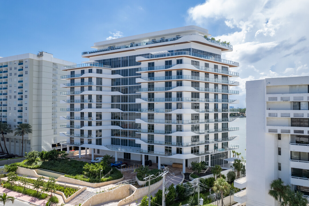 Monaco Yatch Club & Residences in Miami Beach, FL - Building Photo