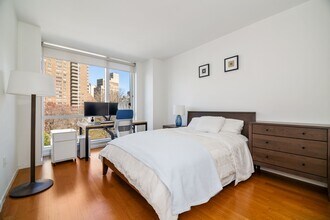 200 Chambers St in New York, NY - Building Photo - Building Photo