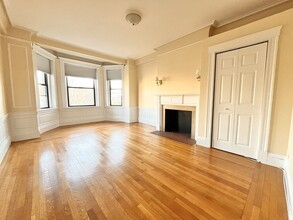 466 Commonwealth Ave, Unit 401 in Boston, MA - Building Photo - Building Photo