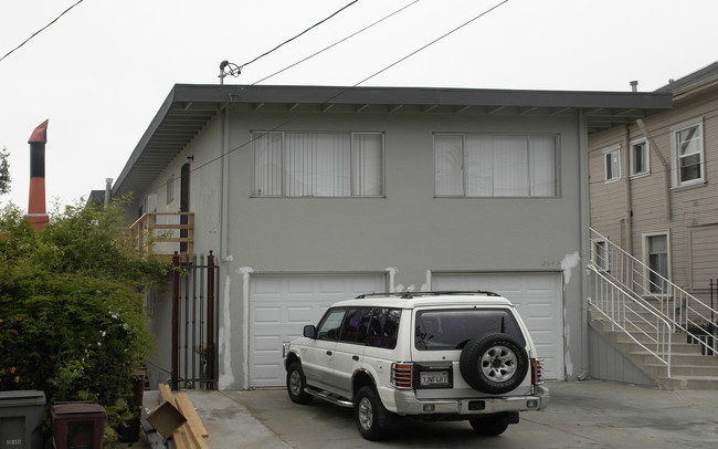 2645 Wakefield Ave in Oakland, CA - Foto de edificio - Building Photo