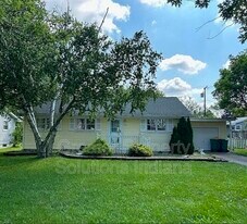 7705 Whitcomb St in Merrillville, IN - Building Photo