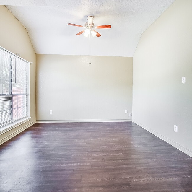 8040 Texridge Dr in Dallas, TX - Building Photo - Building Photo