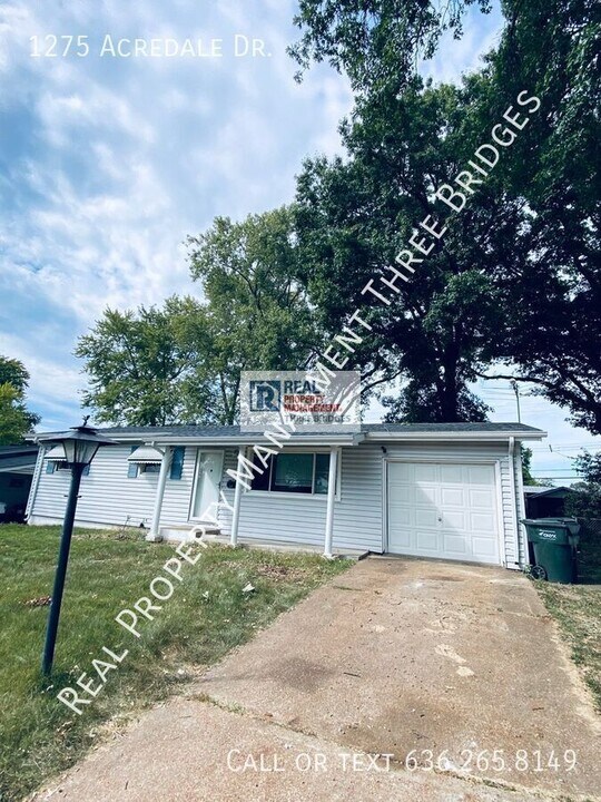 1275 Acredale Dr in Florissant, MO - Building Photo