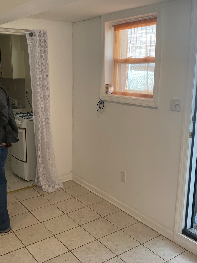 9022 70th Dr, Unit Studio in Forest Hills, NY - Building Photo - Building Photo