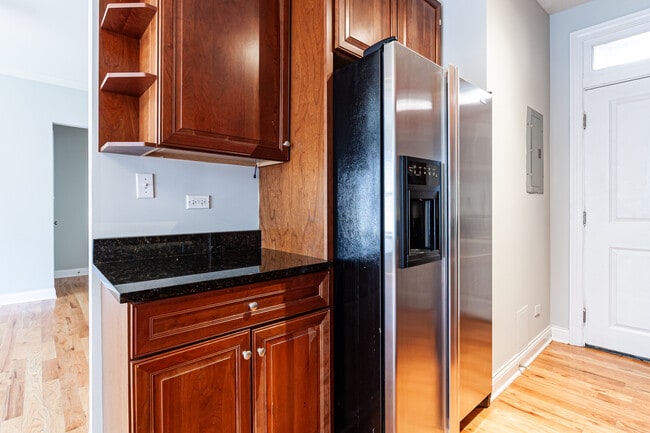 736 W Addison St, Unit 2 in Chicago, IL - Building Photo - Building Photo