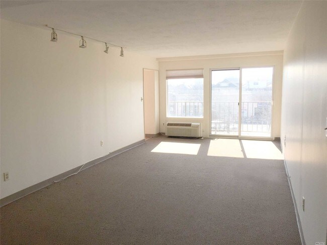 235 W Park Ave-Unit -202 in Long Beach, NY - Foto de edificio - Building Photo