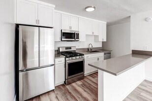 Casa Dorado in Tarzana, CA - Building Photo