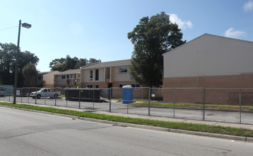 Oakview Apartments in Tampa, FL - Building Photo - Building Photo