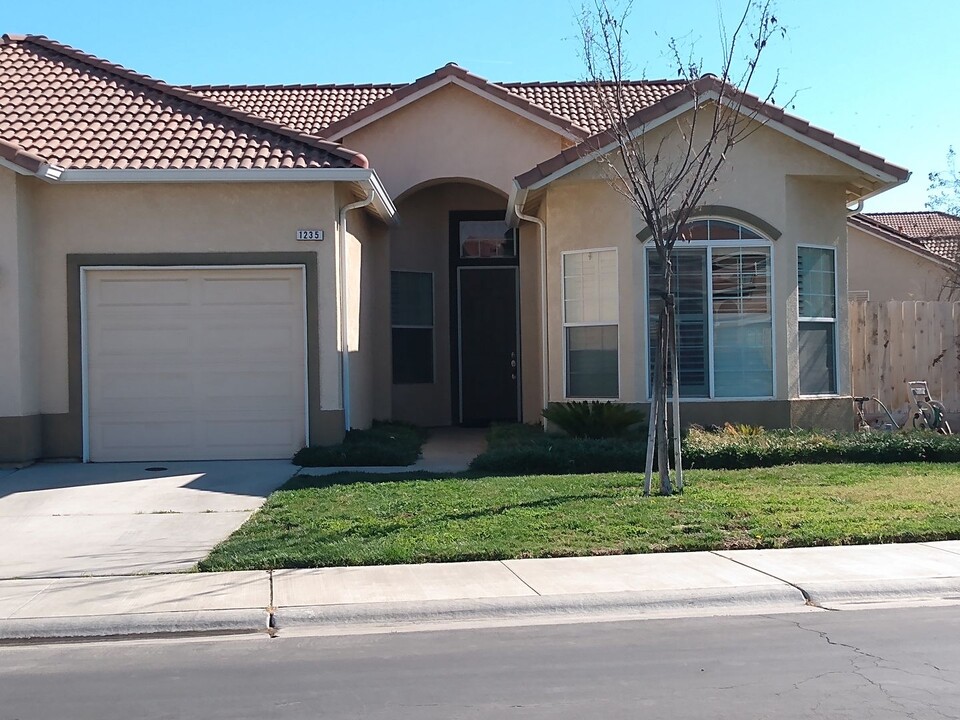 1235 Paradise Loop in Lemoore, CA - Building Photo