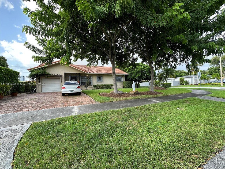8001 SW 36th Terrace in Miami, FL - Building Photo