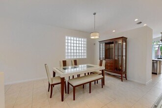 1225 E Magnolia Cir in Delray Beach, FL - Foto de edificio - Building Photo