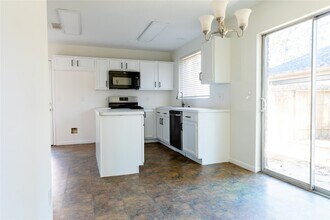 22 Cottage Grove Pl in Spring, TX - Foto de edificio - Building Photo