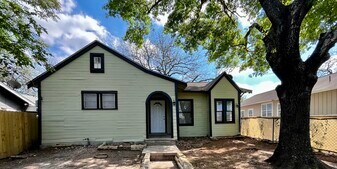 1914 W Wildwood Dr, Unit B in San Antonio, TX - Building Photo