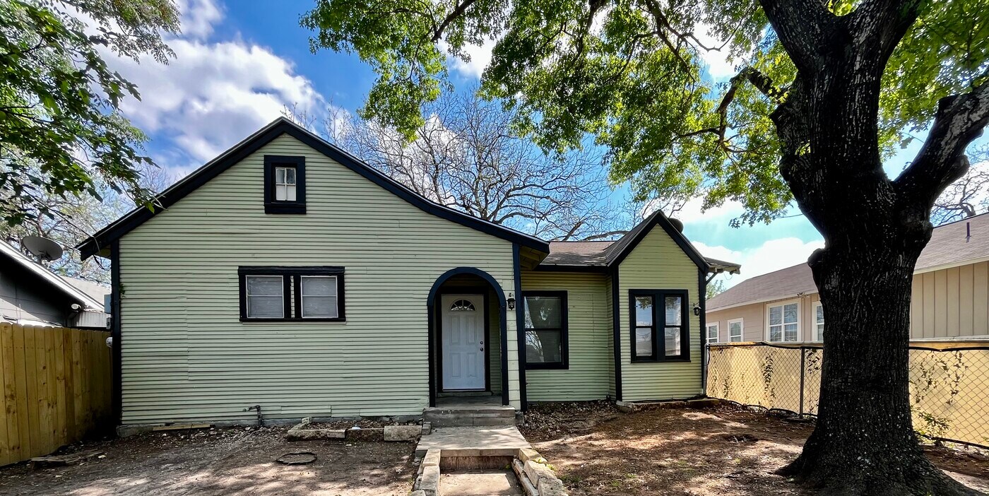 1914 W Wildwood Dr, Unit B in San Antonio, TX - Building Photo