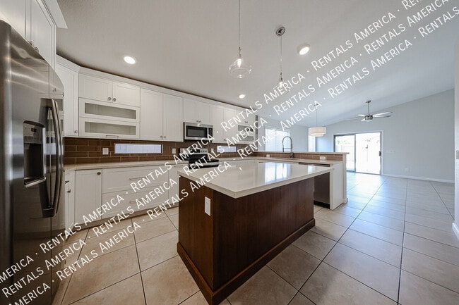 854 W Straford Ave