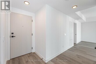 327 King St W in Toronto, ON - Building Photo - Building Photo