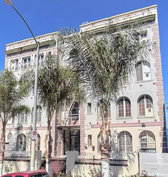 The Richmond Apartments - Spacious and Ful... in Los Angeles, CA - Building Photo - Building Photo