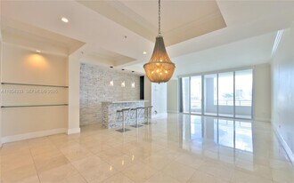 848 Brickell Key Dr, Unit 306 in Miami, FL - Building Photo