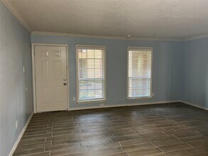 10110 Westview Dr in Houston, TX - Building Photo - Building Photo
