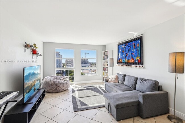 2351 Douglas Rd, Unit PH 1305 in Miami, FL - Building Photo - Building Photo