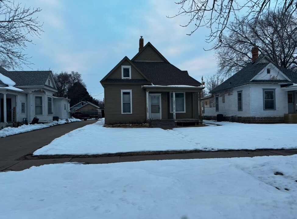 630 W Iron Ave in Salina, KS - Foto de edificio