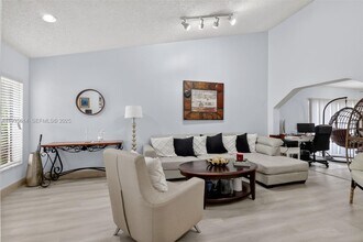 5571 NW 188th St in Miami Gardens, FL - Foto de edificio - Building Photo