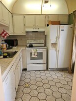 5121 W Oakland Park Blvd in Lauderdale Lakes, FL - Building Photo