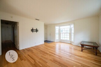 810 E Saginaw Way in Fresno, CA - Building Photo - Building Photo