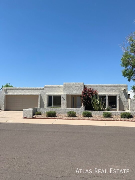 1120 E Villa Rita Dr in Phoenix, AZ - Foto de edificio