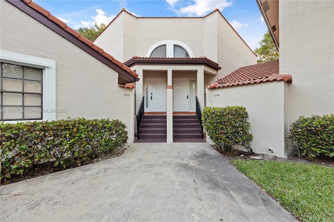 9239 W Sunrise Blvd in Plantation, FL - Building Photo