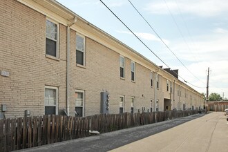 Medallion Court in Louisville, KY - Foto de edificio - Building Photo