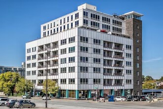 3000 Farnam St, Unit Luxe Midtown Condo in Omaha, NE - Foto de edificio - Building Photo