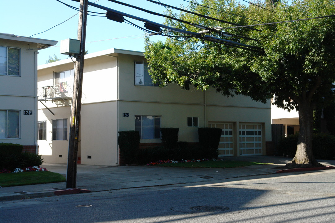 1265 Oak Grove Ave in Burlingame, CA - Foto de edificio