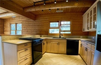 373 Loftyhill Dr in Malibu, CA - Building Photo - Building Photo