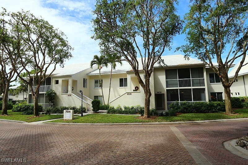 784 Willowbrook Dr in Naples, FL - Foto de edificio