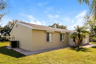 1941 SE Oxmoor Terrace in Port St. Lucie, FL - Building Photo - Building Photo