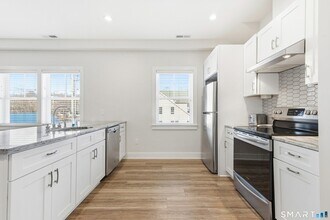 82 Wall St, Unit 200 in Madison, CT - Foto de edificio - Building Photo