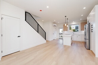 The Lorraine in Victoria, BC - Building Photo - Building Photo